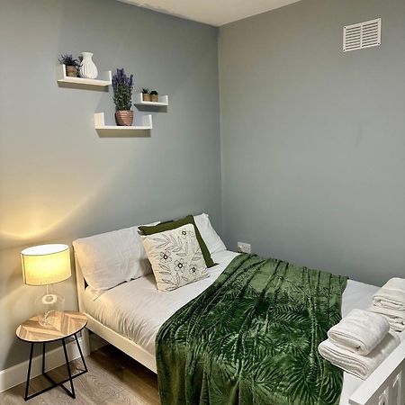 Cosy Ensuite Double Room, Near Heathrow Airport Northolt  Екстер'єр фото