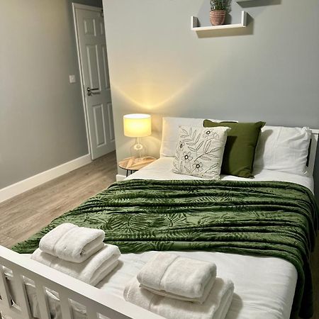 Cosy Ensuite Double Room, Near Heathrow Airport Northolt  Екстер'єр фото