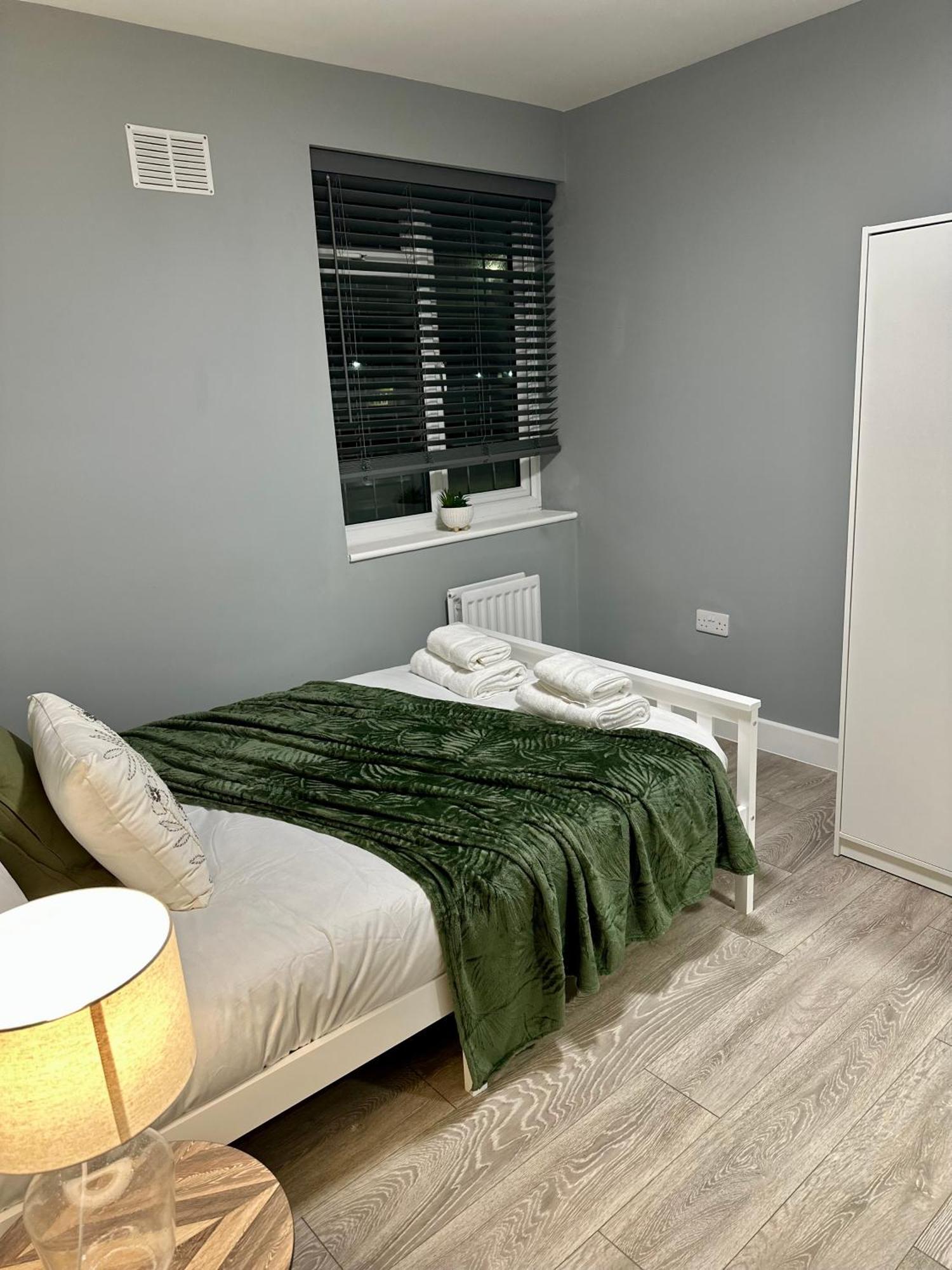 Cosy Ensuite Double Room, Near Heathrow Airport Northolt  Екстер'єр фото