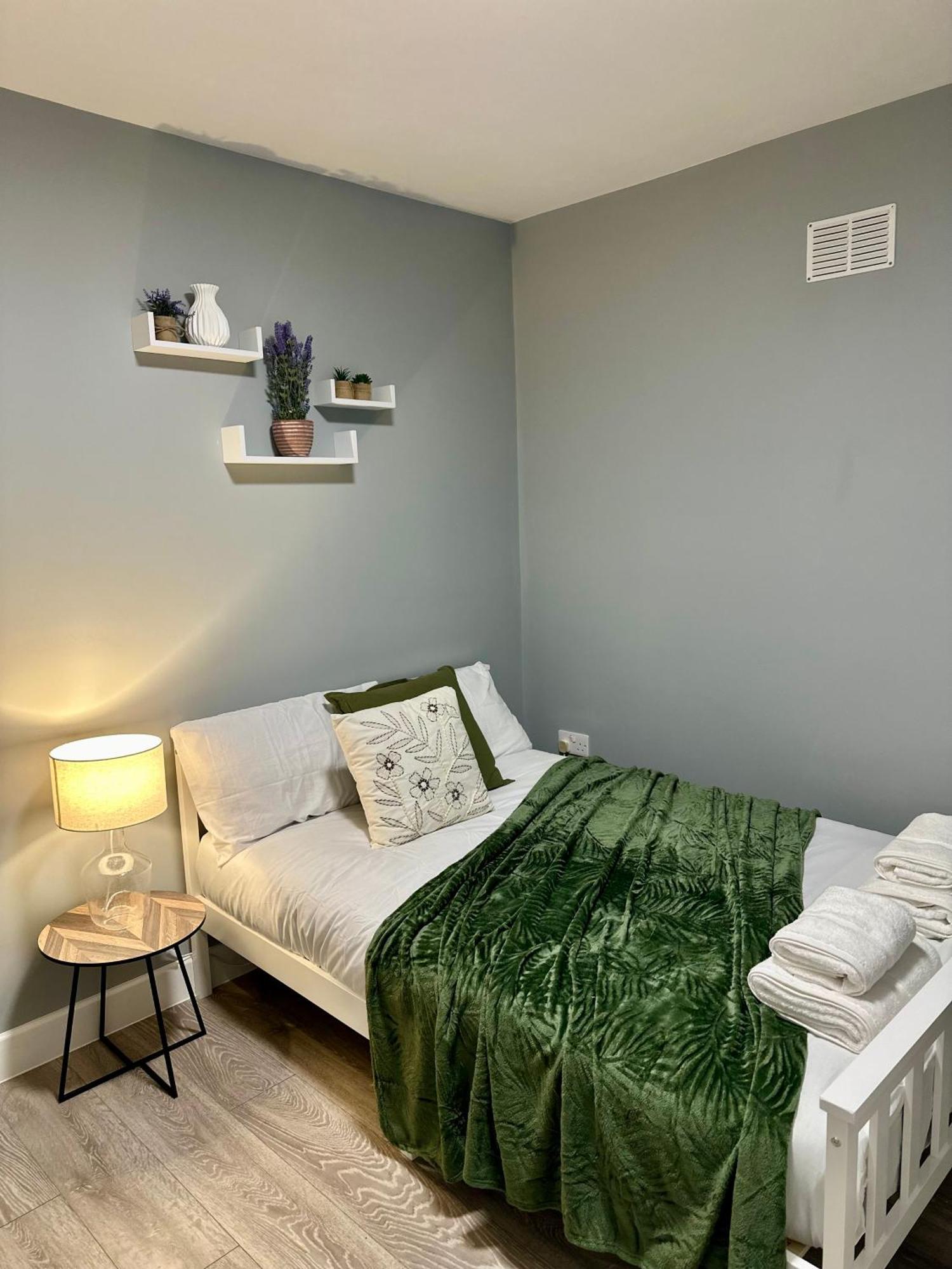 Cosy Ensuite Double Room, Near Heathrow Airport Northolt  Екстер'єр фото