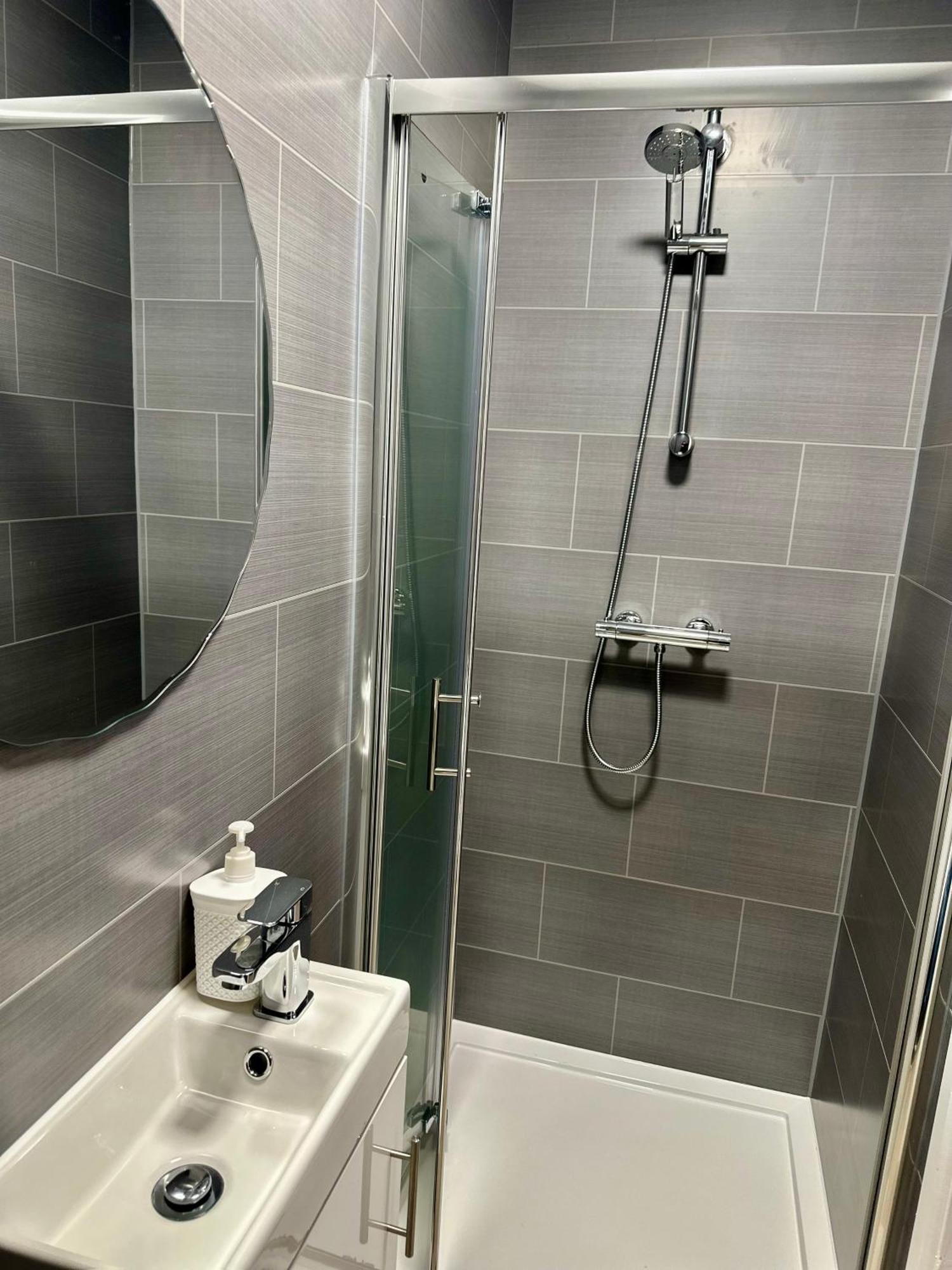 Cosy Ensuite Double Room, Near Heathrow Airport Northolt  Екстер'єр фото