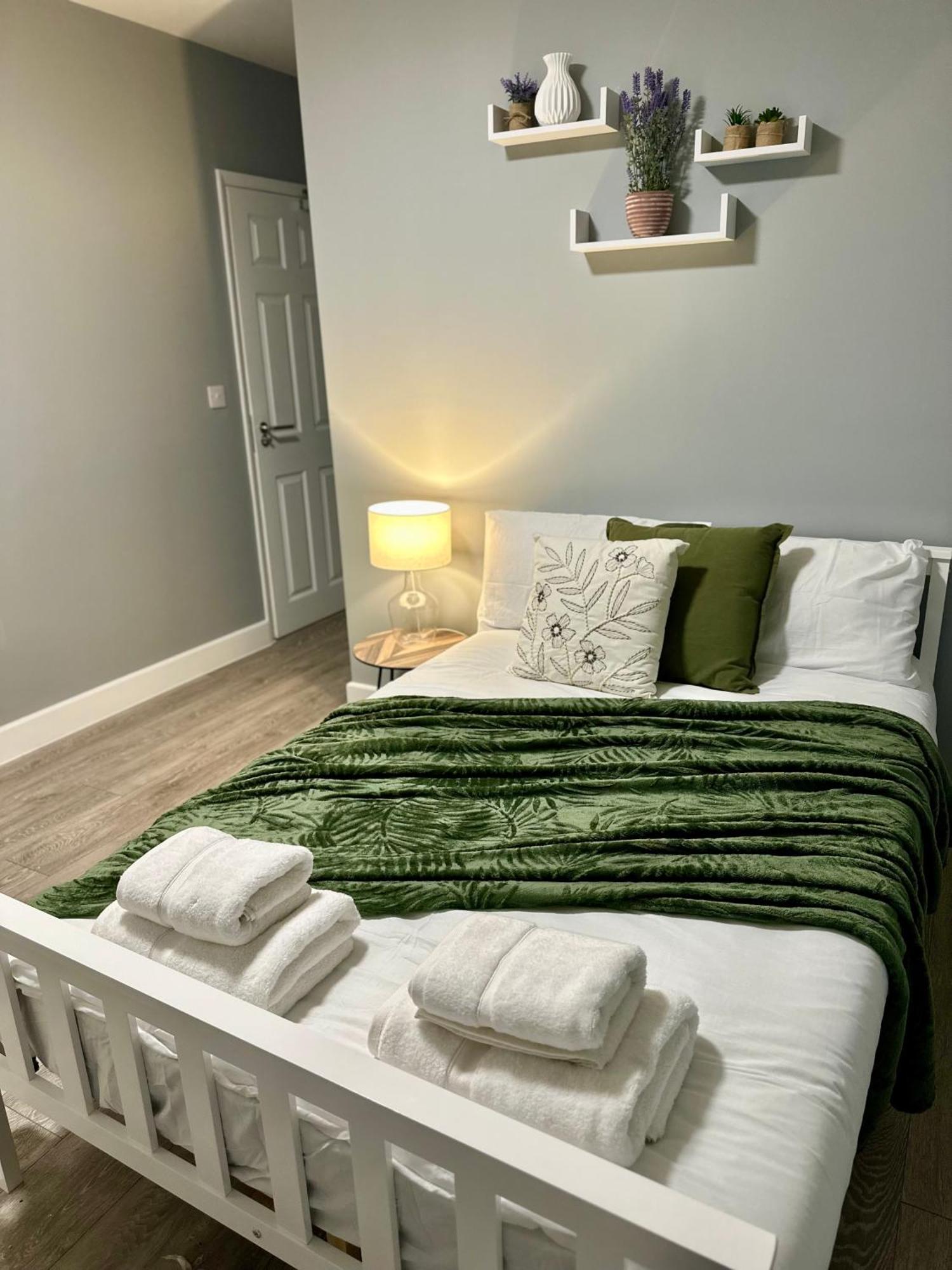 Cosy Ensuite Double Room, Near Heathrow Airport Northolt  Екстер'єр фото