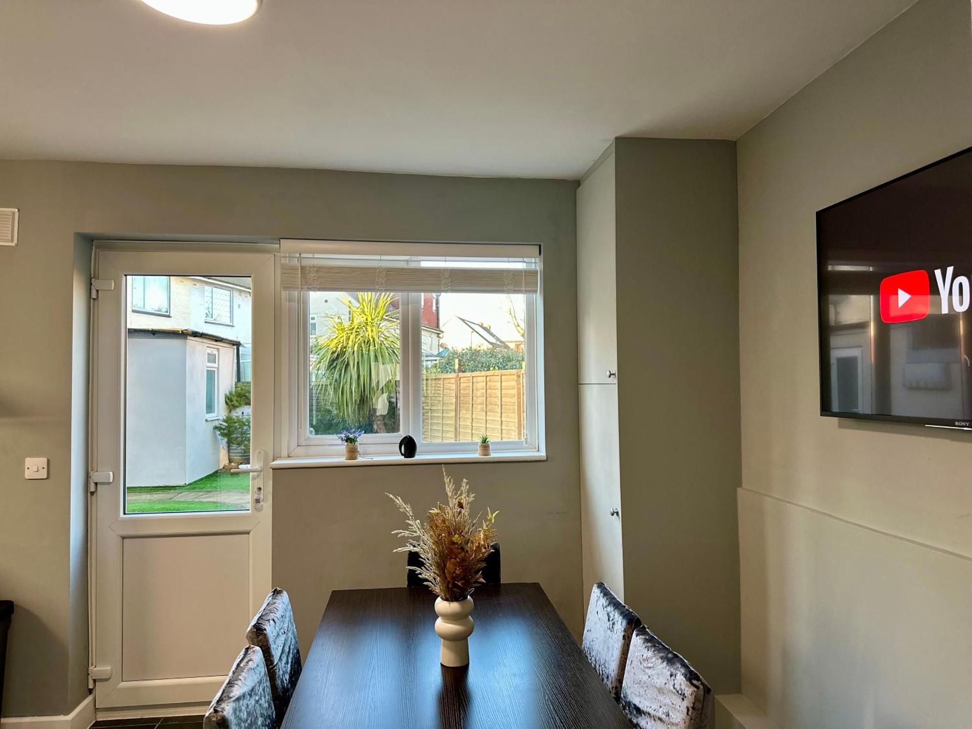 Cosy Ensuite Double Room, Near Heathrow Airport Northolt  Екстер'єр фото