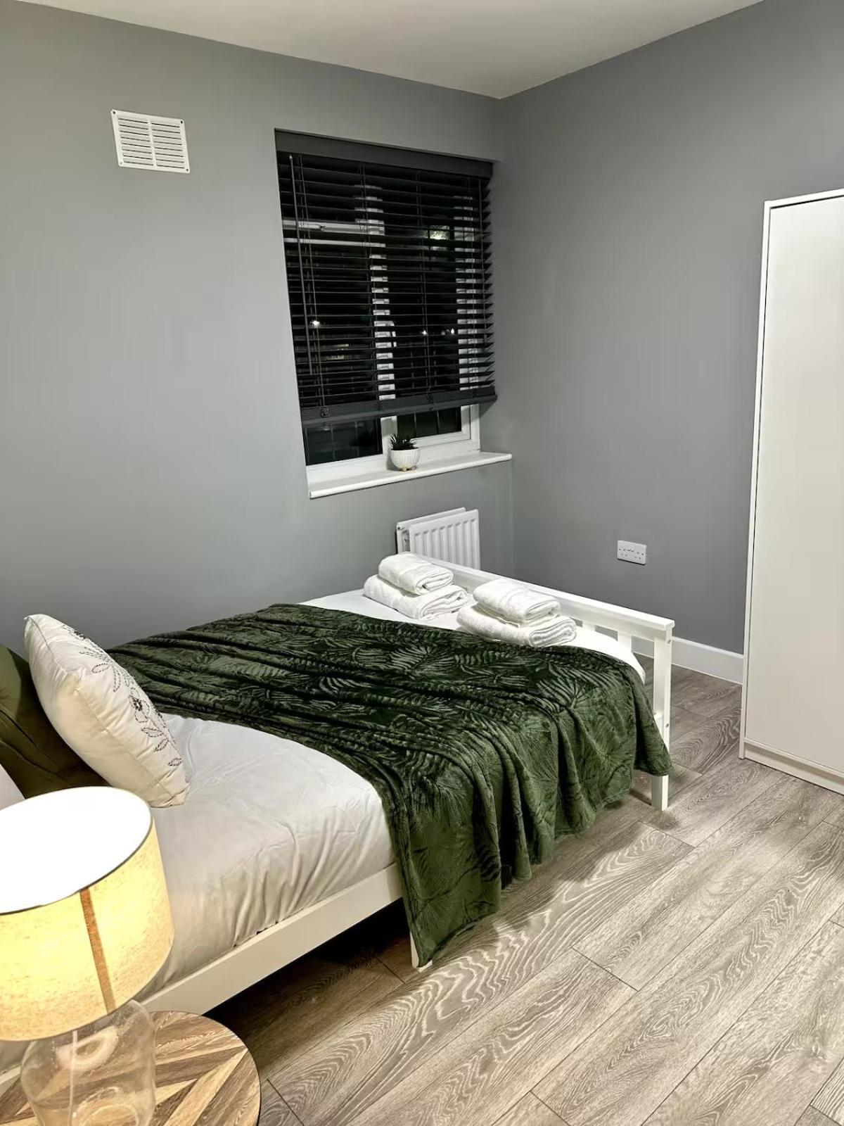 Cosy Ensuite Double Room, Near Heathrow Airport Northolt  Екстер'єр фото
