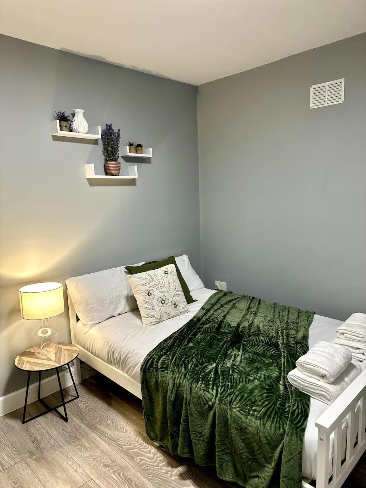 Cosy Ensuite Double Room, Near Heathrow Airport Northolt  Екстер'єр фото